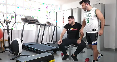 Personal trainer fucks his client